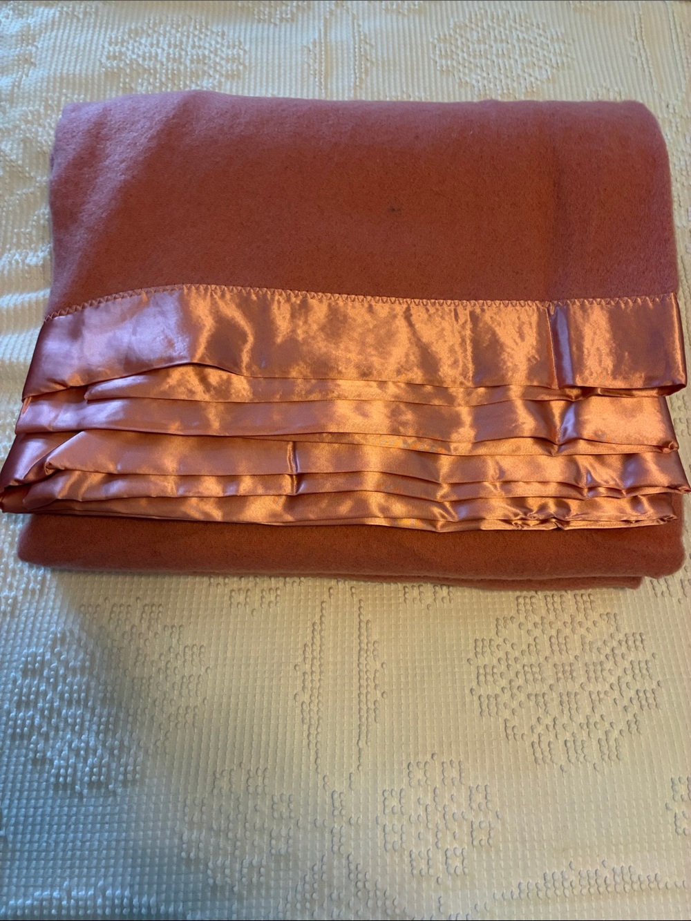 Satin-Edged Cozy wool Blanket in Rose Pink nwot